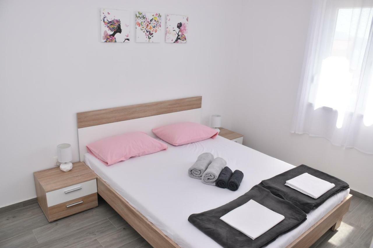 Apartments Mino Ražanac Eksteriør billede